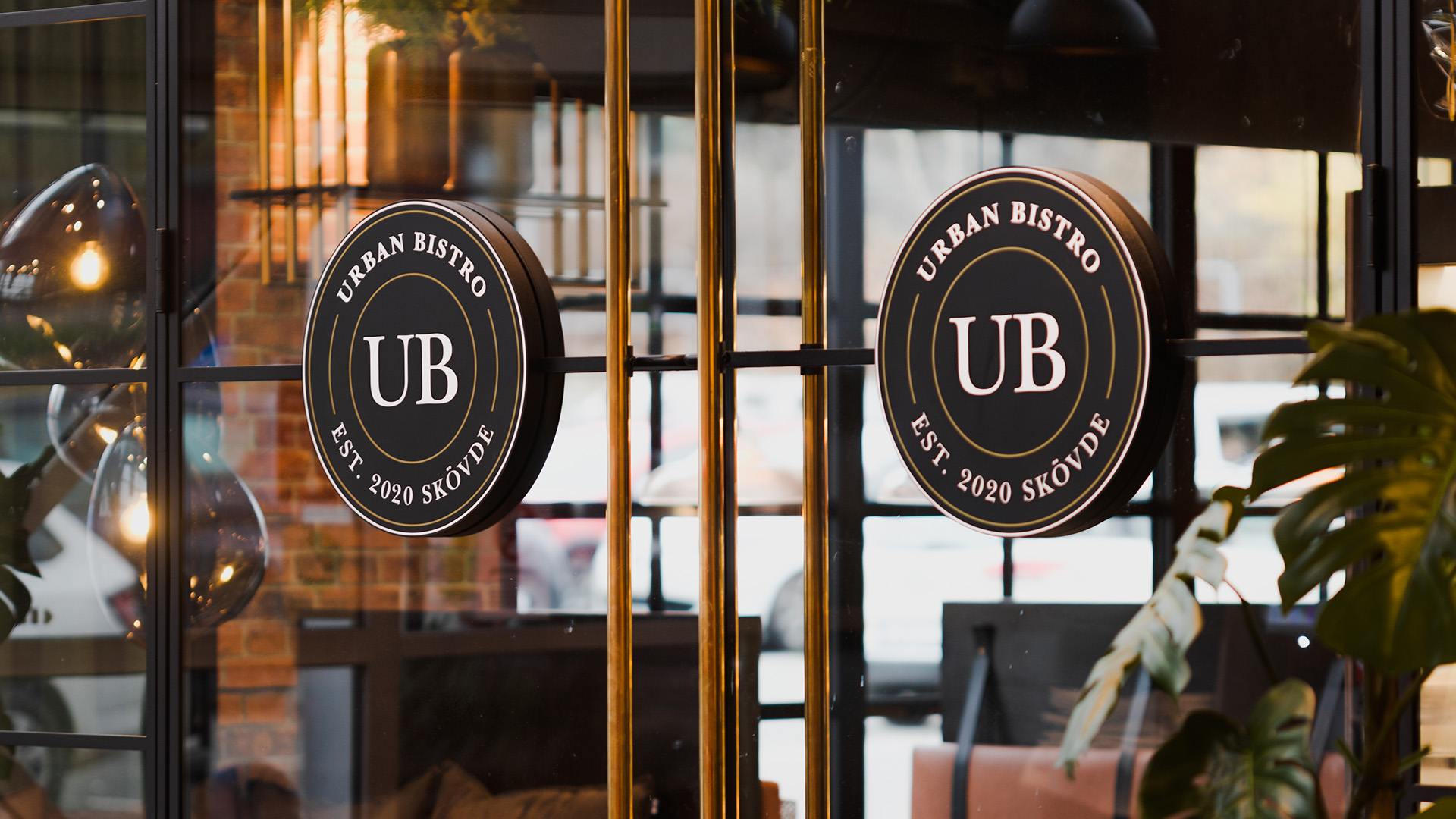 Urban Bistro, Profilskyltar